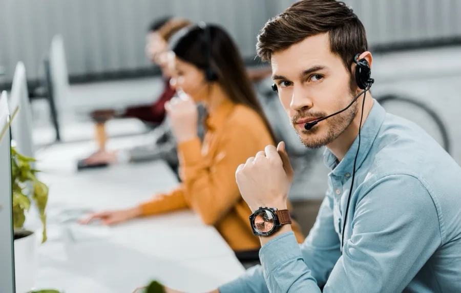 Conseiller avec un casque au poste de travail dans un environnement de service client