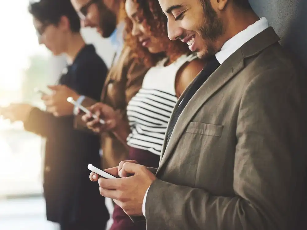 Collaborateurs utilisant leur smartphone au travail