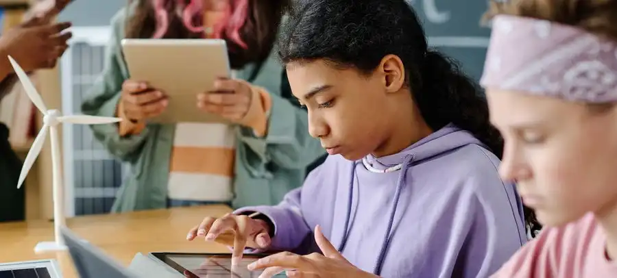 Élèves équipés de tablettes en classe