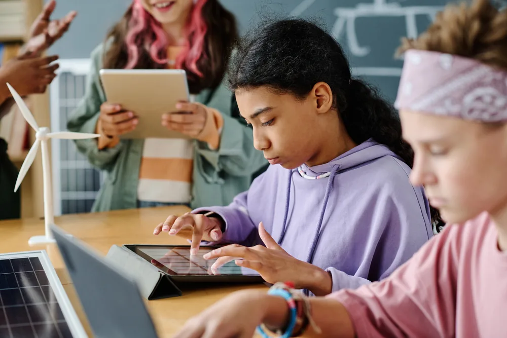 Élèves équipés de tablettes en classe